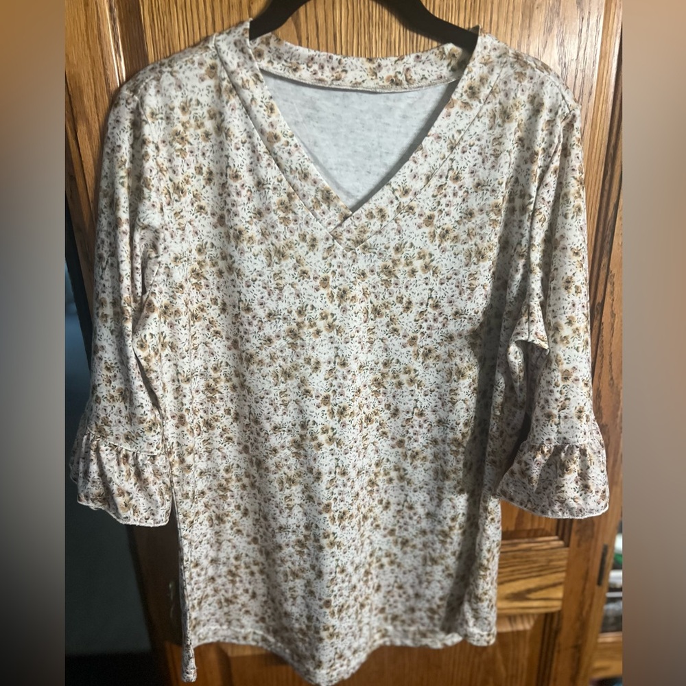 Floral V-Neck Tunic with Ruffled 3/4 Sleeves. Med.